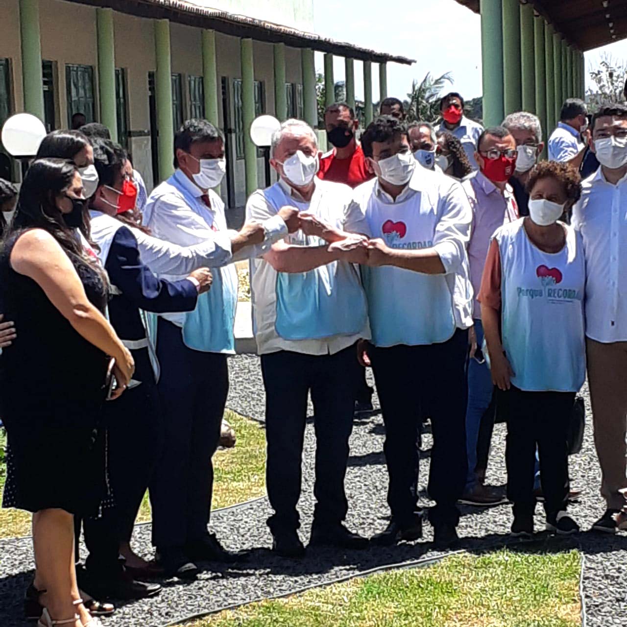 Lula recebe homenagens, afagos e pode levar exemplos para um possível plano de governo